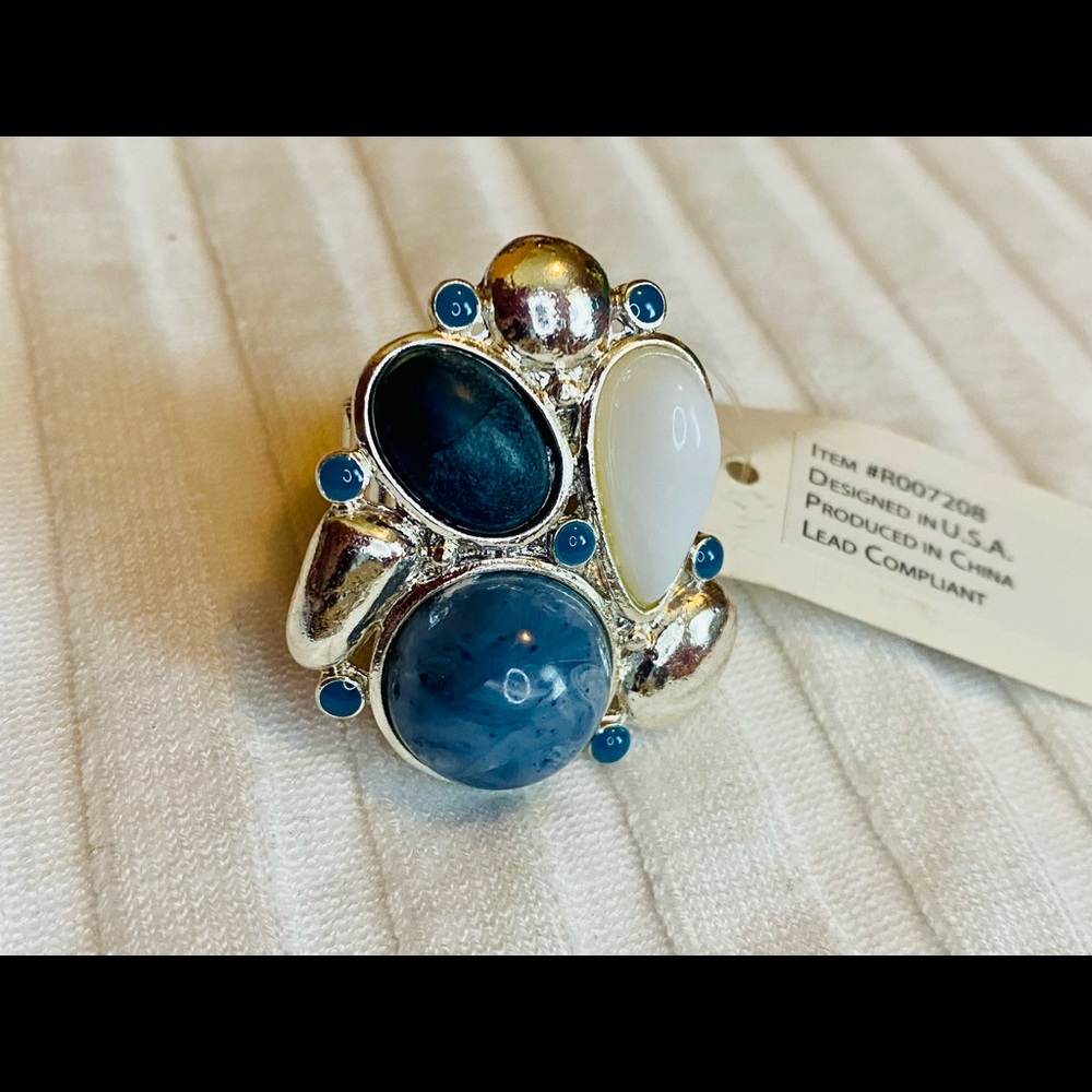 🍀Pretty Blue & White Stretch Ring with Silver Tones.